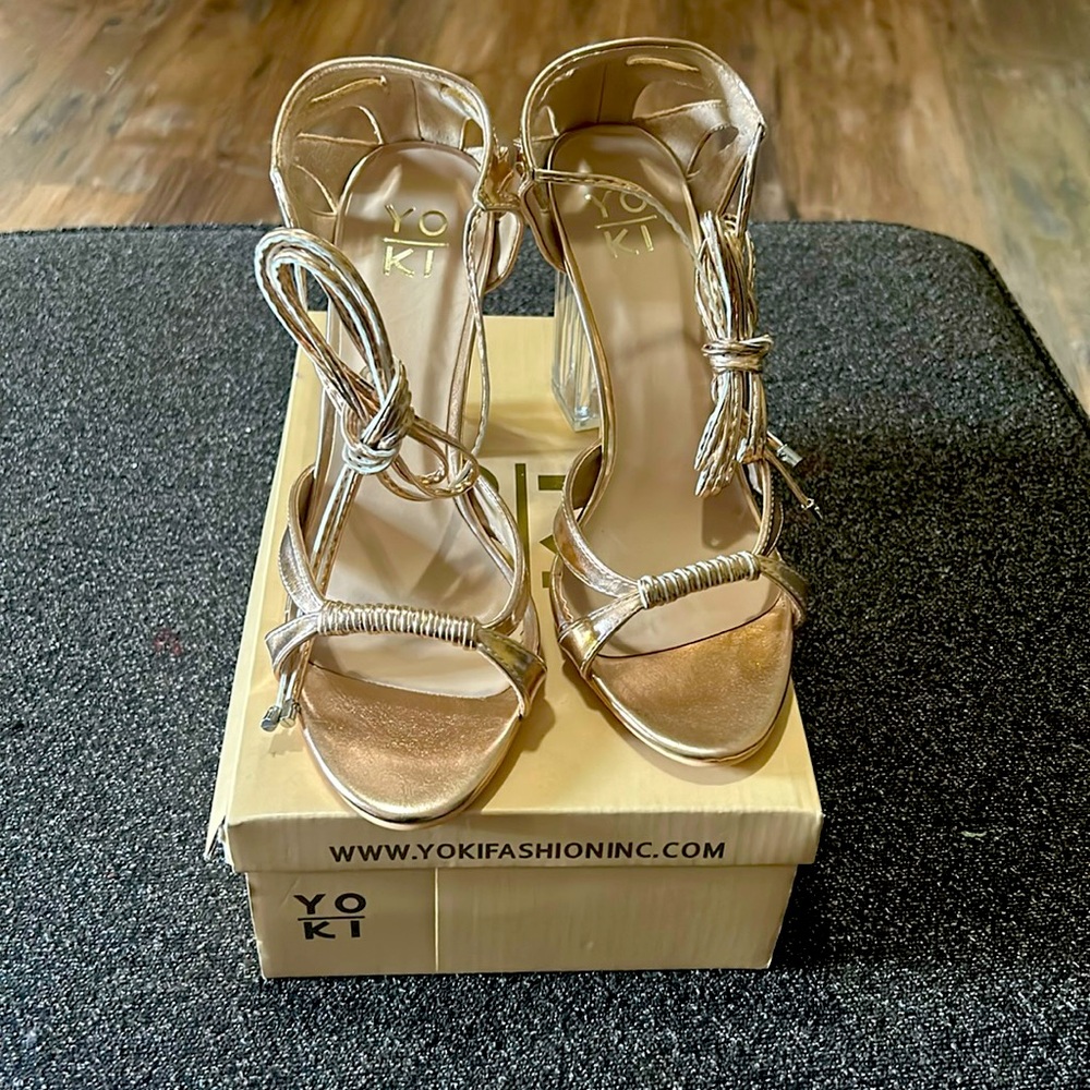 Yo/ KI size 8 strap up Sandle
